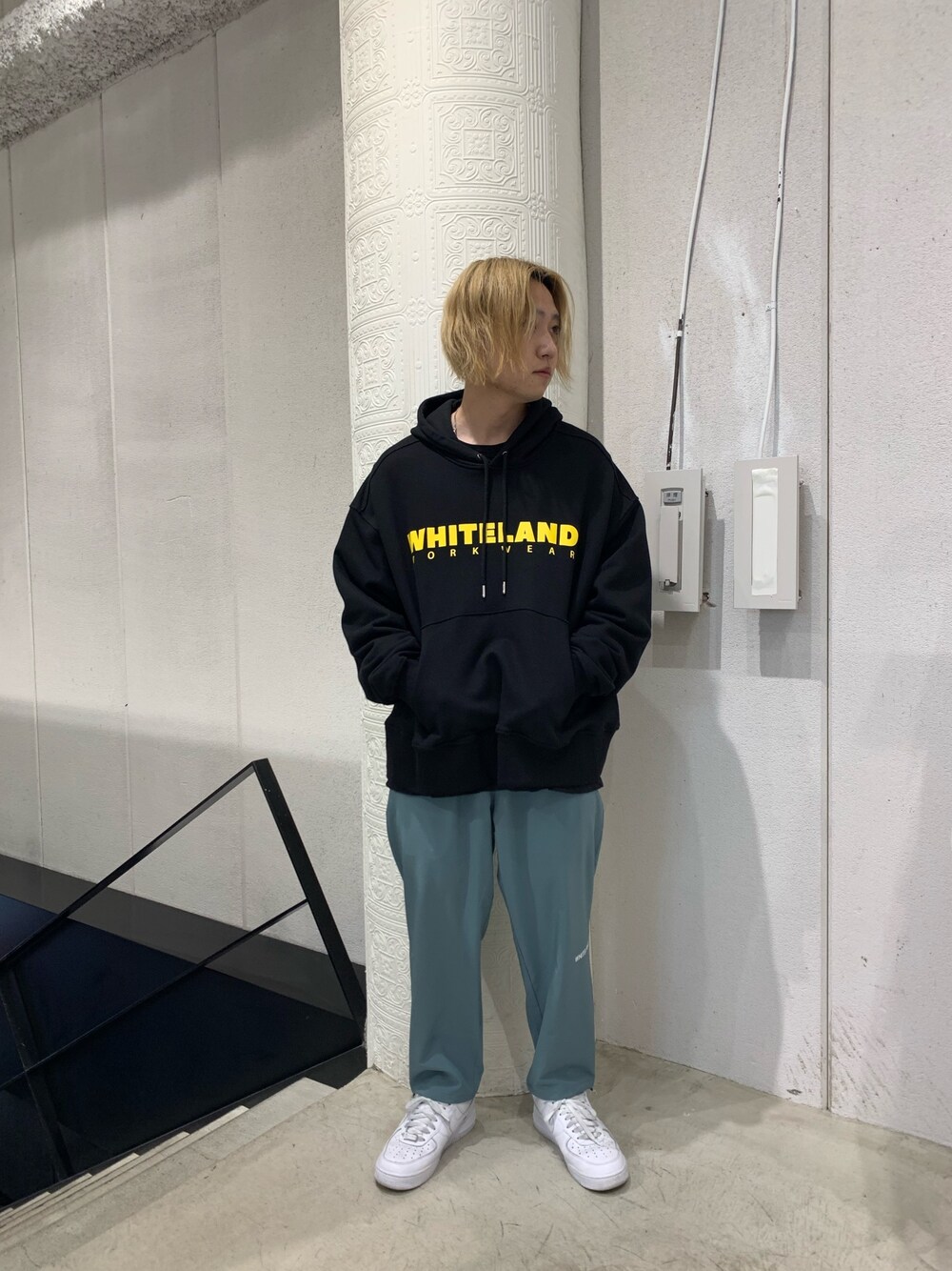 ブラック系のパーカー、ブルー系のその他パンツ、ブラック系のパーカーを着用したメンズの春コーディネートの1枚目の写真