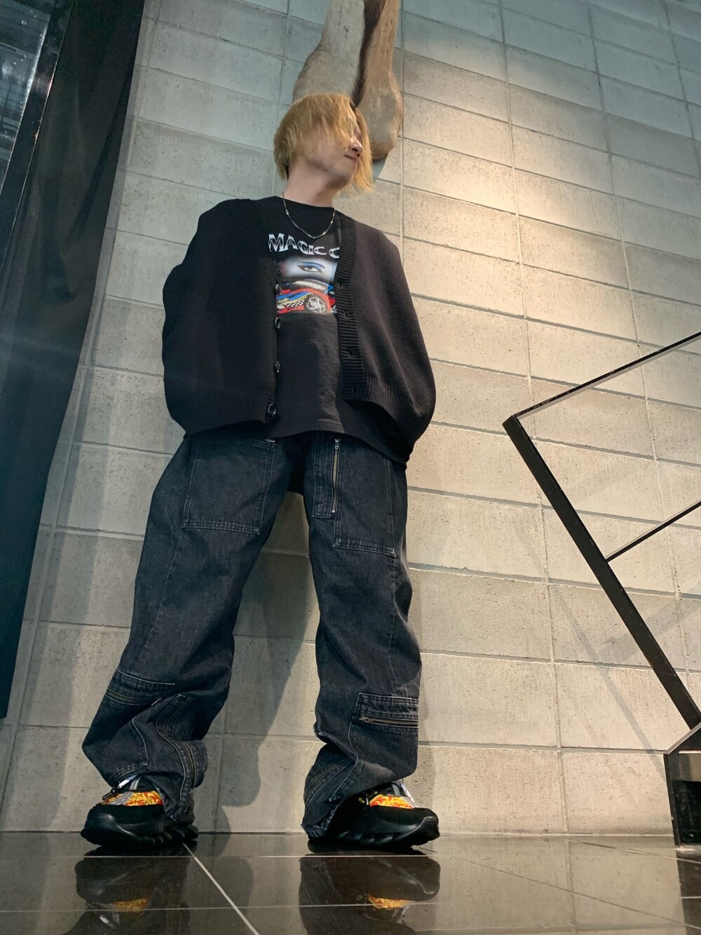 ブラック系のカーディガン/ボレロ、ブラック系のカーディガン/ボレロ、ブラック系のカーディガン/ボレロを着用したメンズの春コーディネートの1枚目の写真