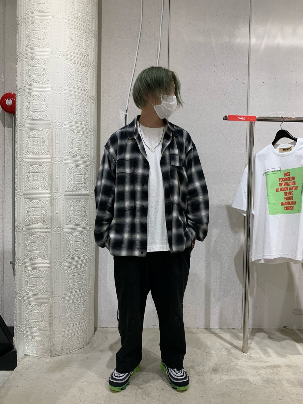 ホワイト系のTシャツ/カットソー、ホワイト系のTシャツ/カットソー、ホワイト系のTシャツ/カットソーを着用したメンズの春コーディネートの1枚目の写真