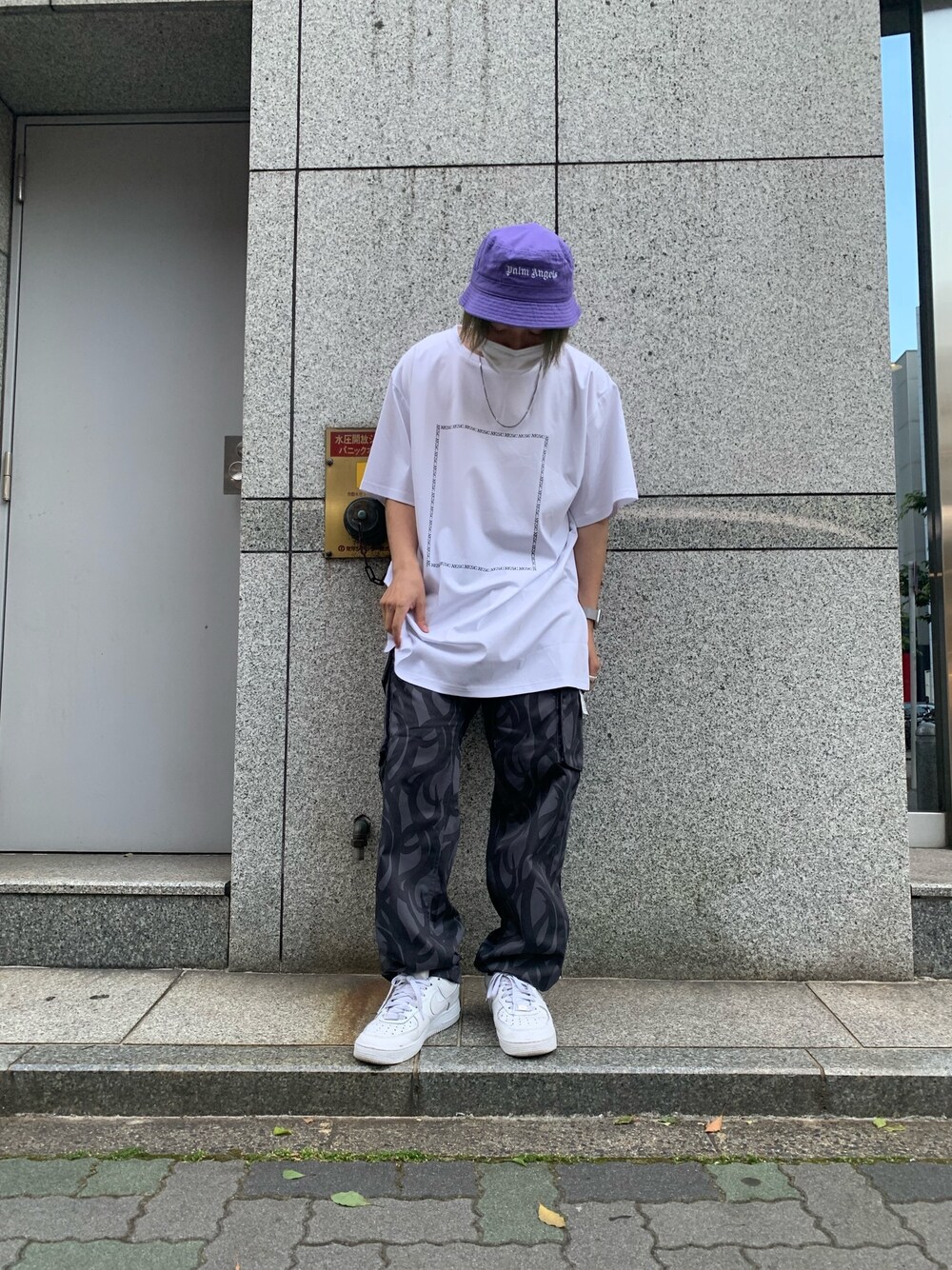 グレー系のカーゴパンツ、ホワイト系のTシャツ/カットソー、グレー系のカーゴパンツを着用したメンズの夏コーディネートの1枚目の写真