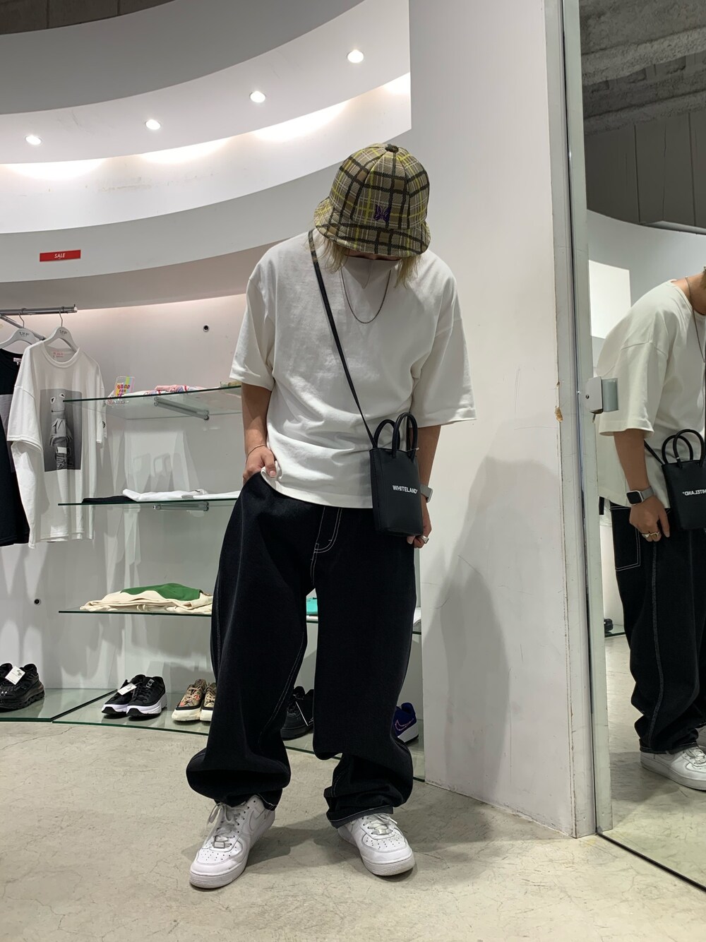 ホワイト系のTシャツ/カットソー、ブラック系のトートバッグ、ホワイト系のTシャツ/カットソーを着用したメンズの夏コーディネートの1枚目の写真