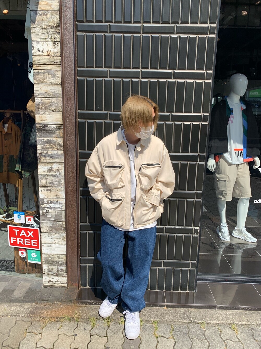 ブルー系のデニムパンツ、ブルー系のデニムパンツ、ホワイト系のブルゾンを着用したメンズの夏コーディネートの1枚目の写真