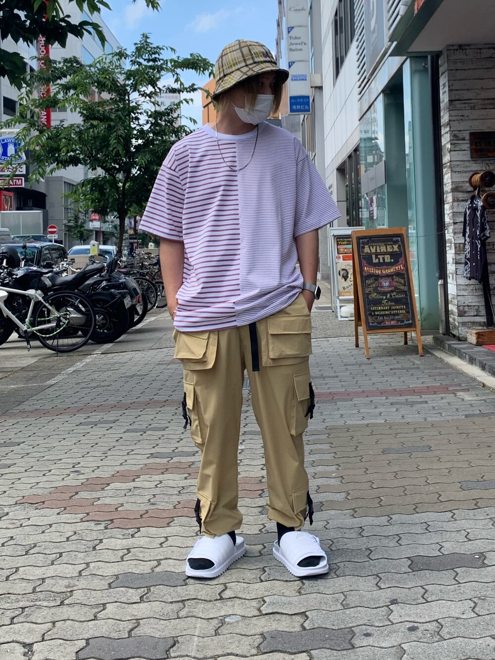 「LHP、オーバーサイズ、大人コーデ、きれいめカジュアル、バケットハット、ストリートMIX、お洒落さんとつながりたい、シャツ好き集まれ」｜「DANKE SCHONのDankeSchon/ダンケシェーン/マルチポケットナイロンカーゴパンツ（カーゴパンツ、ベージュ系）」を使った、keitaさん（メンズ・170cm）の夏コーディネートの1枚目の写真