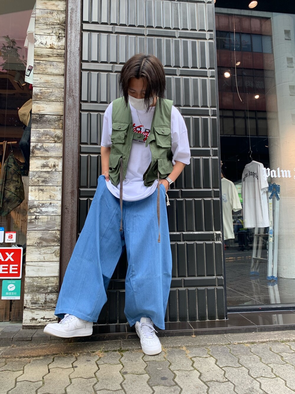 ブルー系のデニムパンツ、ホワイト系のTシャツ/カットソー、ブルー系のその他パンツを着用したメンズの夏コーディネートの1枚目の写真