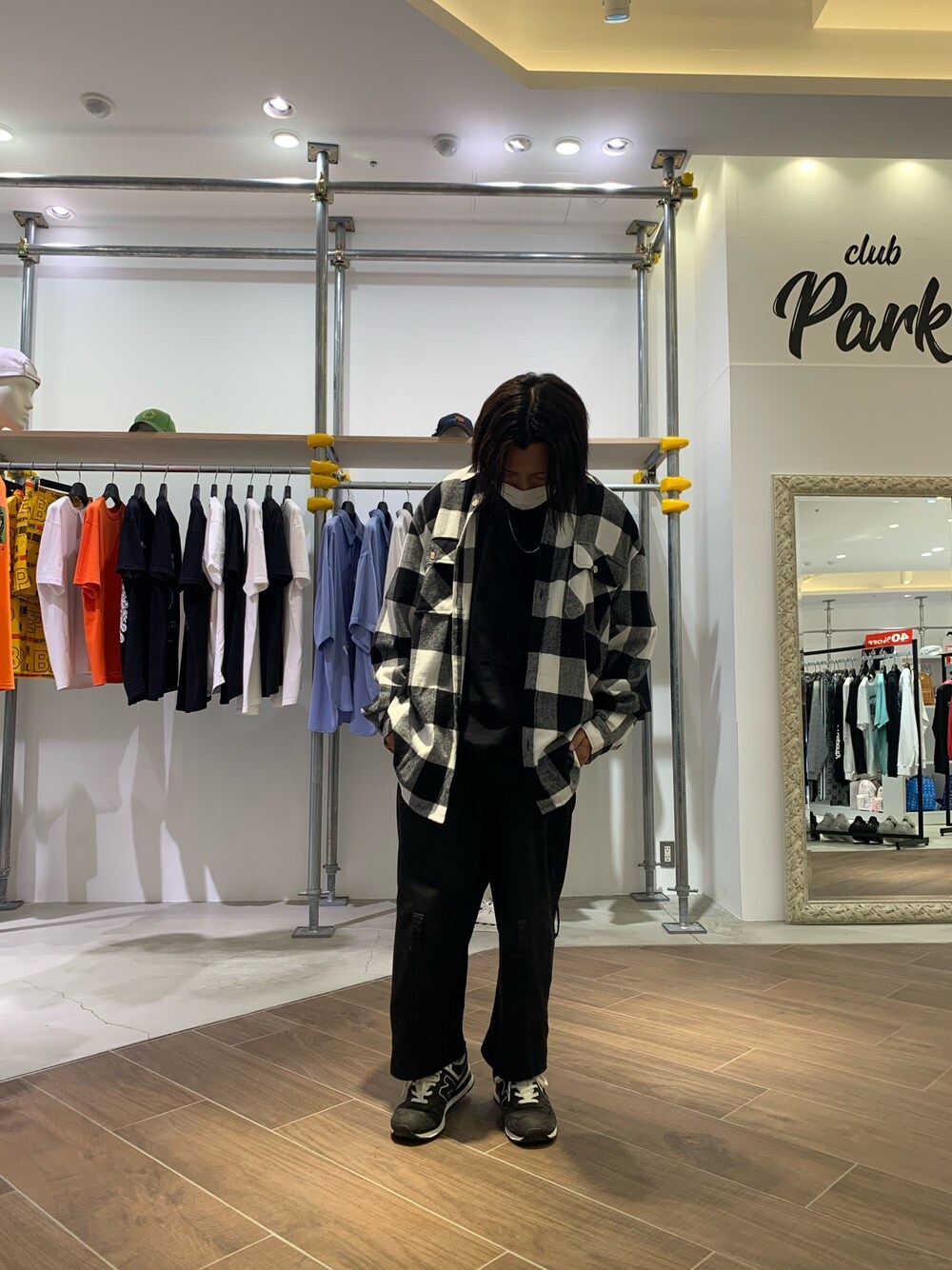 ホワイト系のシャツ/ブラウス、ホワイト系のシャツ/ブラウスを着用したメンズの夏コーディネートの1枚目の写真