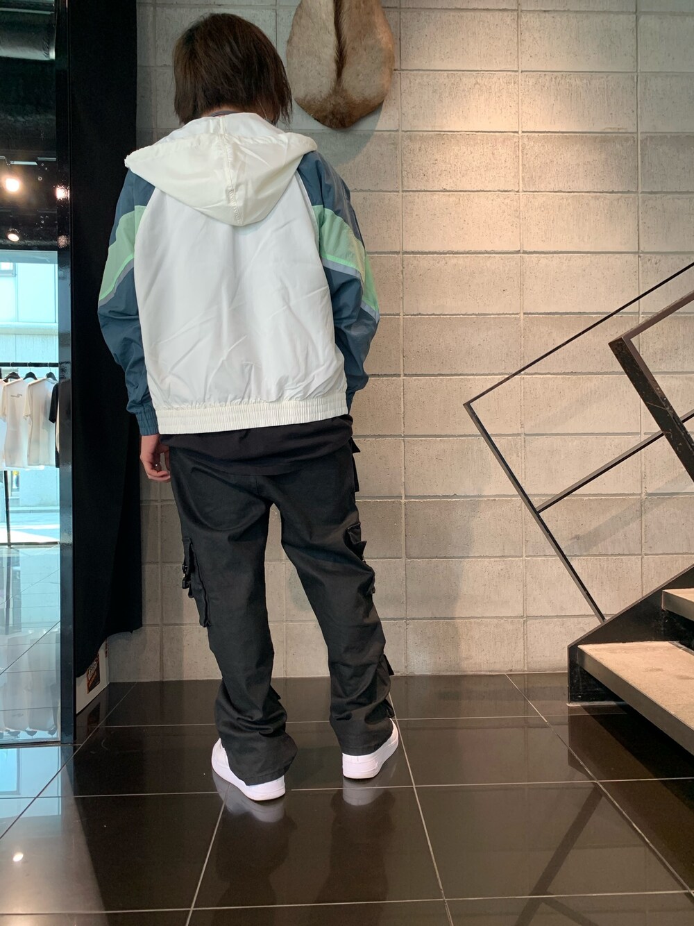 「シンプル、Tシャツ、大学生、大人カジュアル、白パンツ、ootd、夏コーデ、ラフコーデ、浴衣祭り」｜「DANKE SCHONのDankeSchon/ダンケシェーン/コーティングカーゴパンツ（カーゴパンツ、ブラック系）」を使った、keitaさん（メンズ・170cm）の夏コーディネートの1枚目の写真