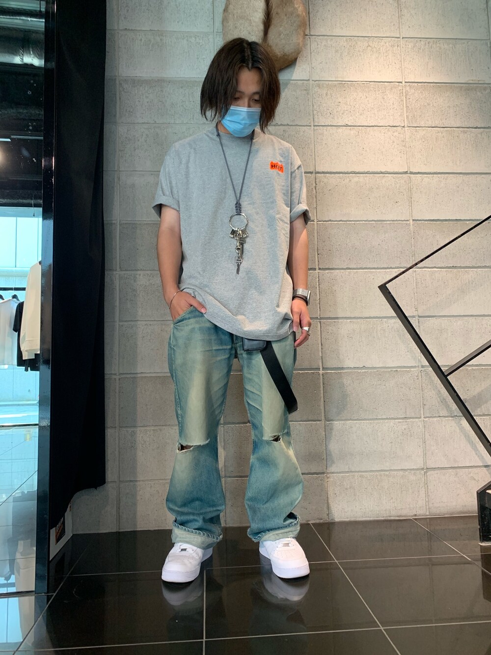 グレー系のTシャツ/カットソーを着用したメンズの夏コーディネートの1枚目の写真