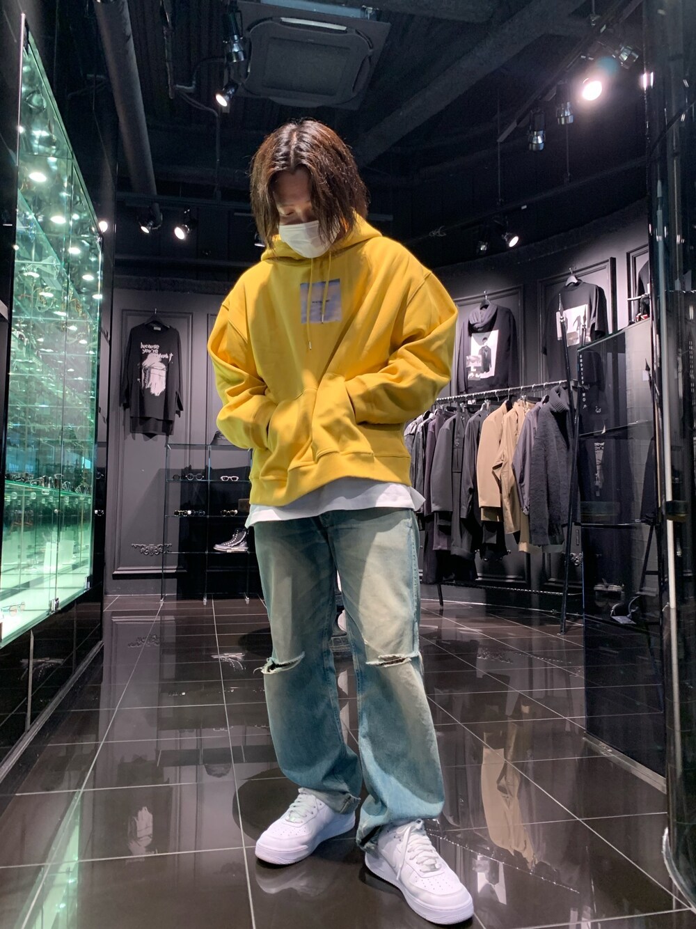 イエロー系のパーカー、イエロー系のパーカー、イエロー系のパーカーを着用したメンズの秋コーディネートの1枚目の写真