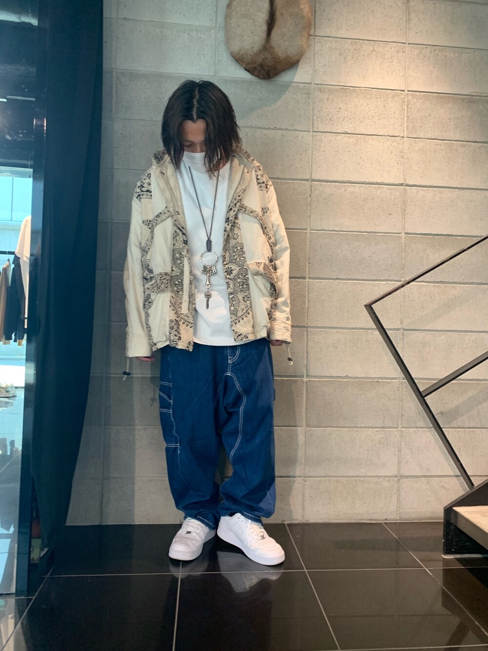 ブルー系のその他パンツ、ブルー系のその他パンツを着用したメンズの秋コーディネートの1枚目の写真