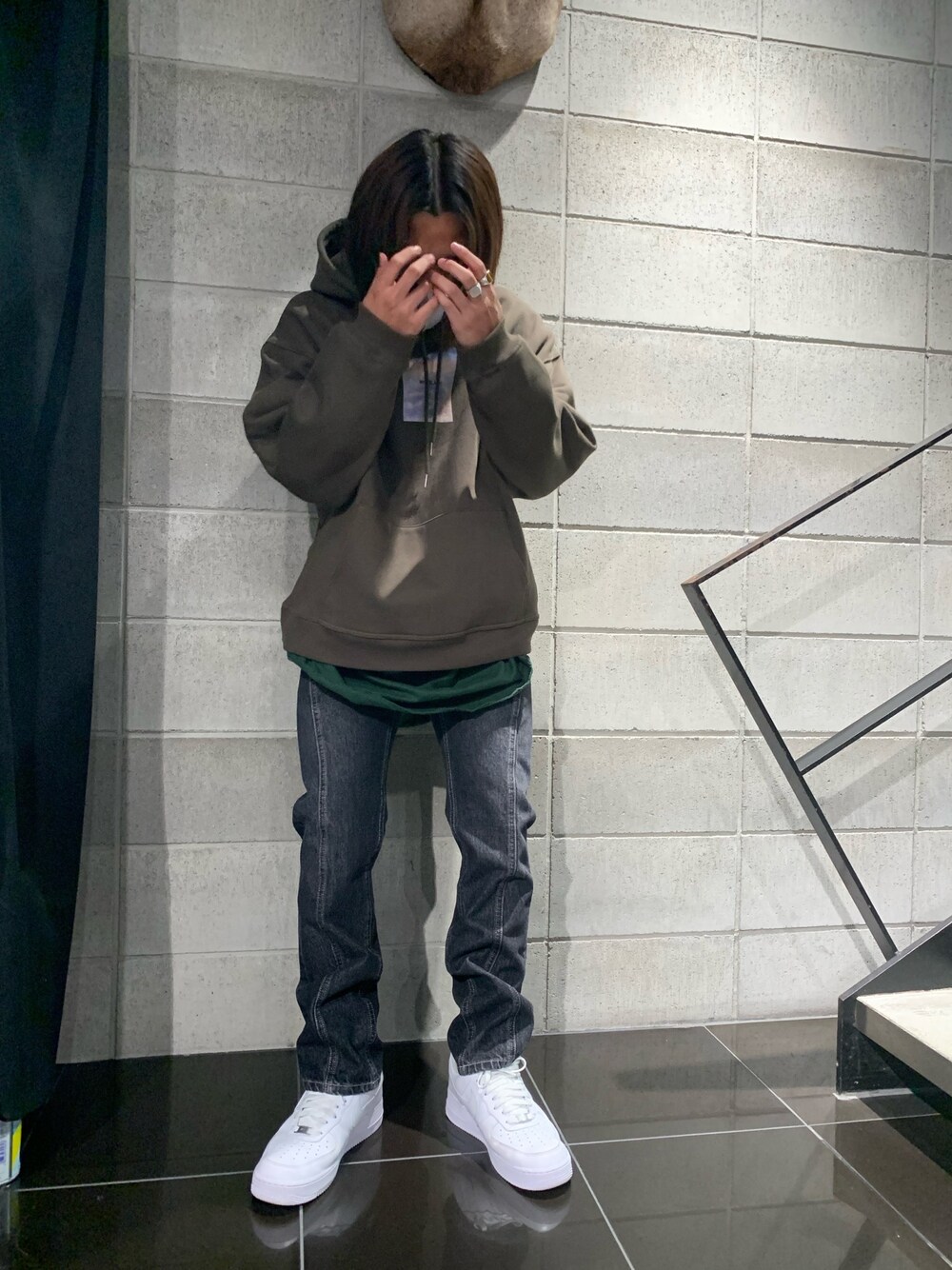 グリーン系のパーカー、グリーン系のパーカー、グリーン系のパーカーを着用したメンズの秋コーディネートの1枚目の写真