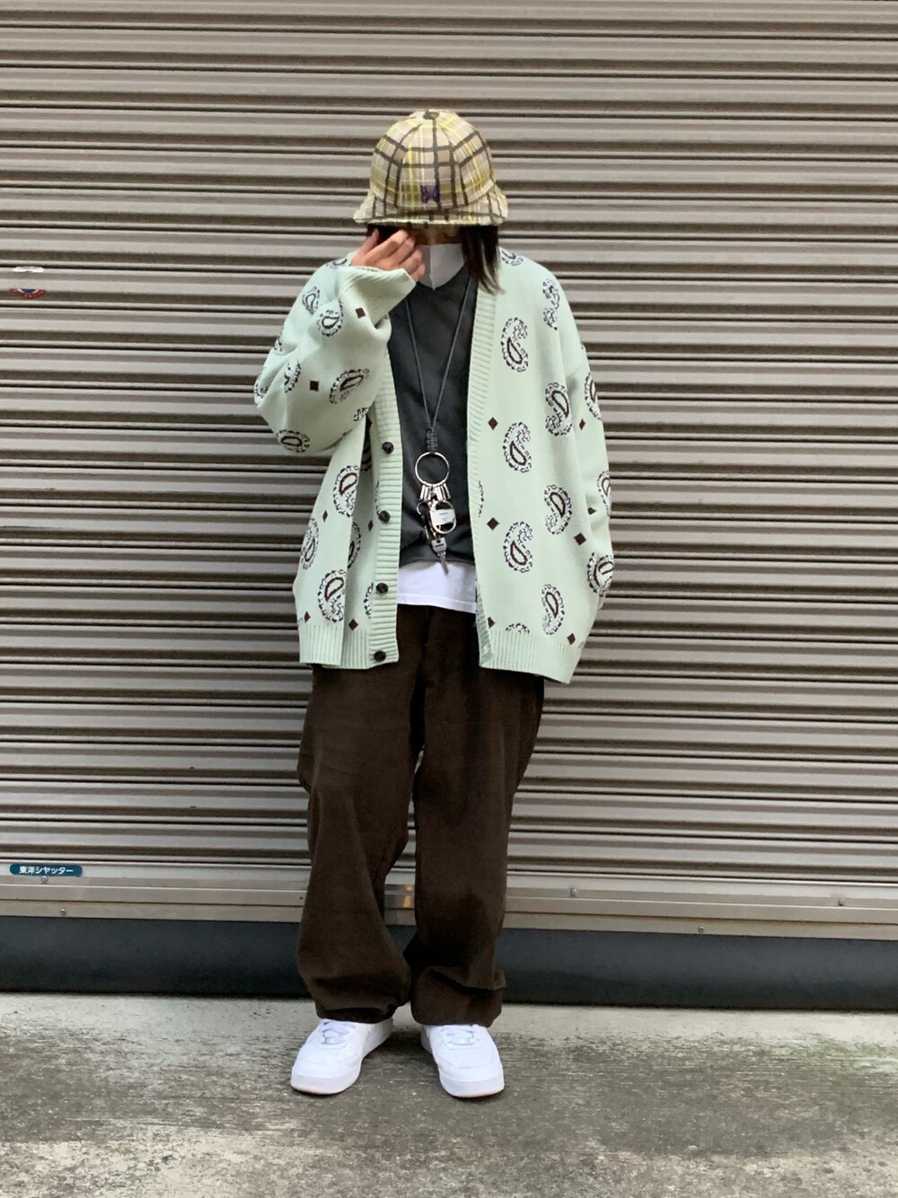 ブラウン系のその他パンツ、グリーン系のカーディガン/ボレロ、グリーン系のカーディガン/ボレロを着用したメンズの秋コーディネートの1枚目の写真