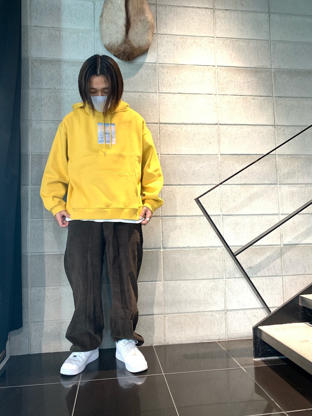 ブラウン系のその他パンツ、イエロー系のパーカー、イエロー系のパーカーを着用したメンズの秋コーディネートの1枚目の写真