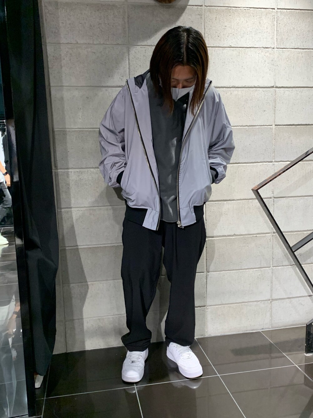 ブラック系のその他パンツ、シルバー系のブルゾン、ブラック系のその他パンツを着用したメンズの秋コーディネートの1枚目の写真