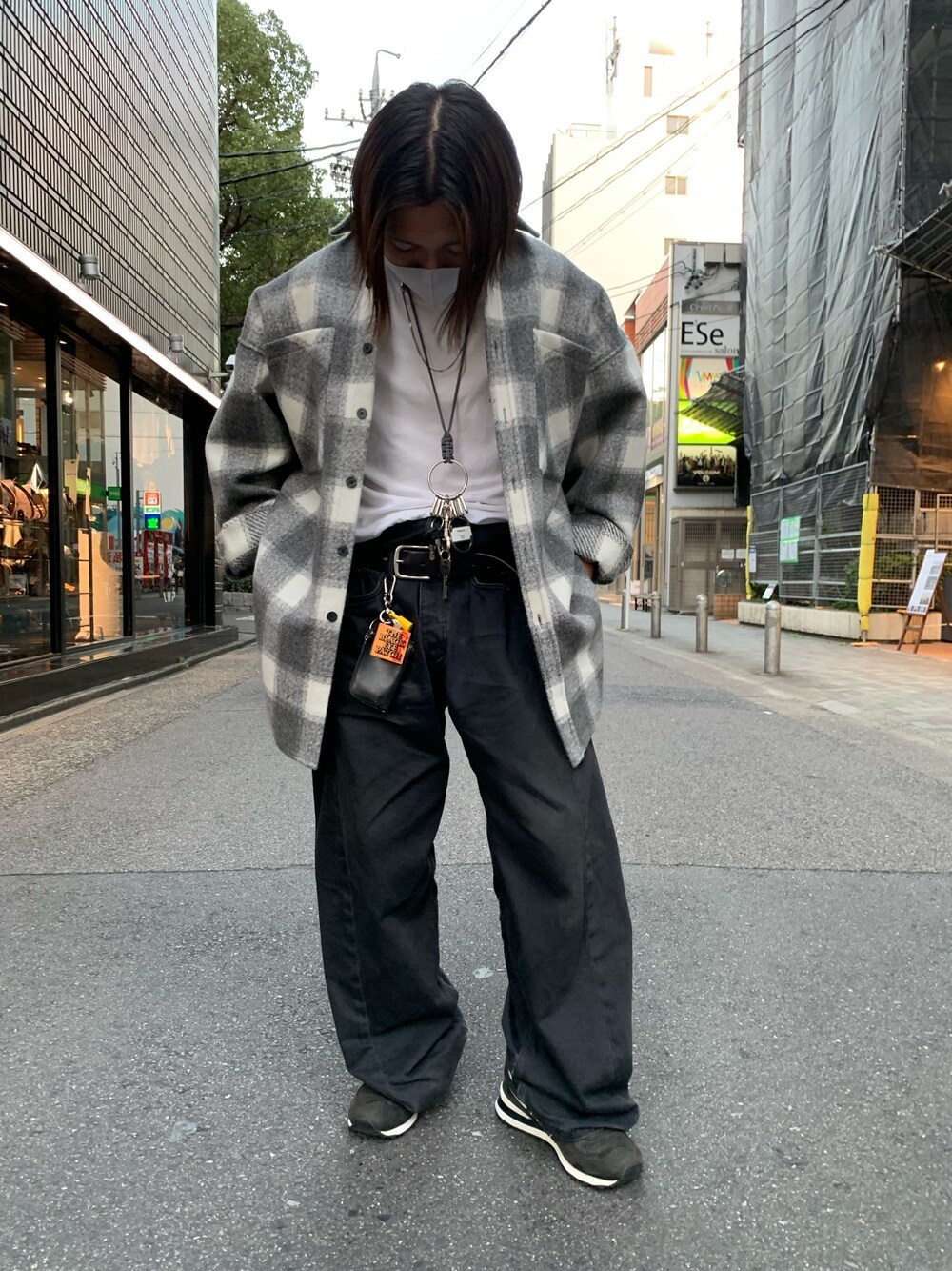 グレー系のシャツ/ブラウス、グレー系のシャツ/ブラウスを着用したメンズの秋コーディネートの1枚目の写真