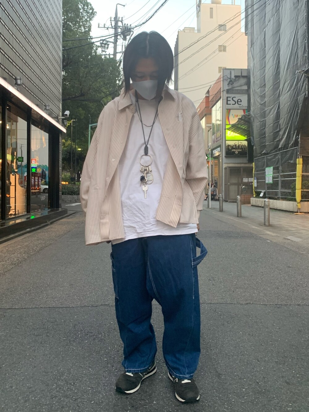 ベージュ系のシャツ/ブラウス、ブルー系のデニムパンツ、ブルー系のその他パンツを着用したメンズの秋コーディネートの1枚目の写真