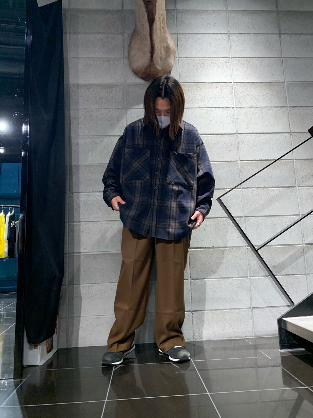 グリーン系のシャツ/ブラウス、ブラウン系のその他パンツを着用したメンズの秋コーディネートの1枚目の写真