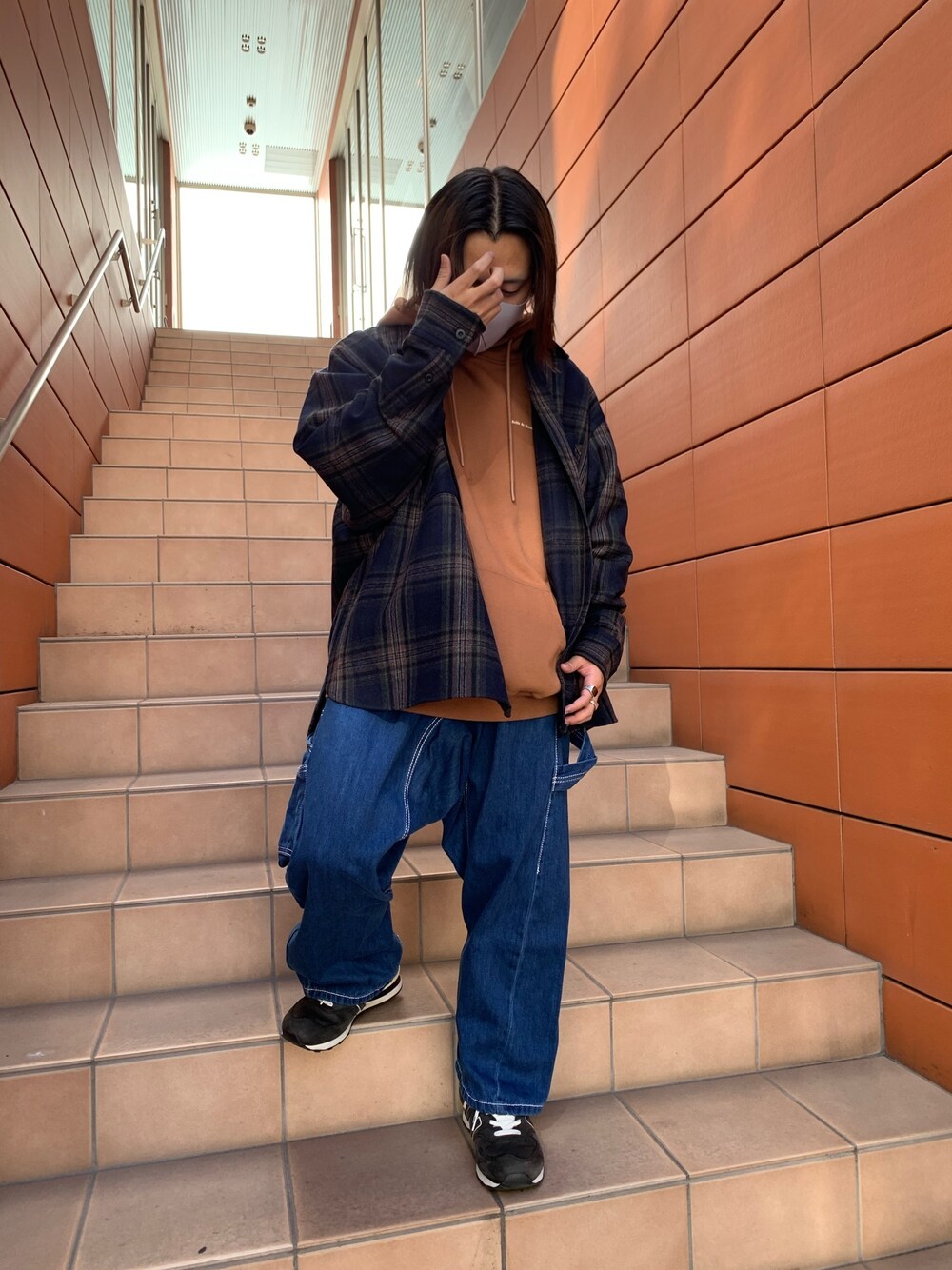 ブルー系のその他パンツ、ブラック系のシャツ/ブラウス、ブルー系のデニムパンツを着用したメンズの秋コーディネートの1枚目の写真