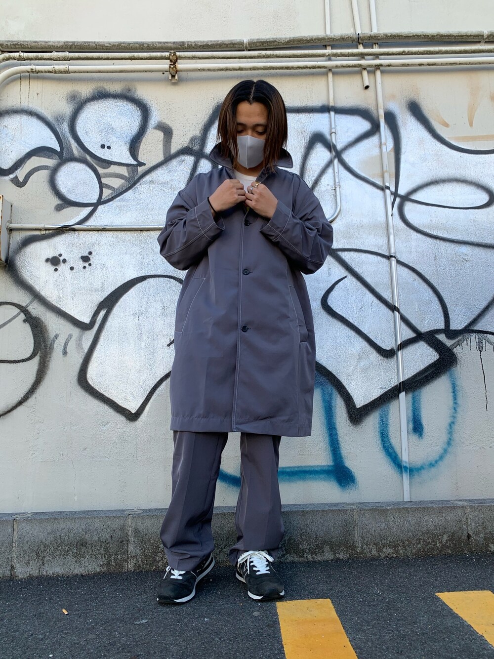 グレー系のステンカラーコート、グレー系のその他パンツ、グレー系のステンカラーコートを着用したメンズの秋コーディネートの1枚目の写真