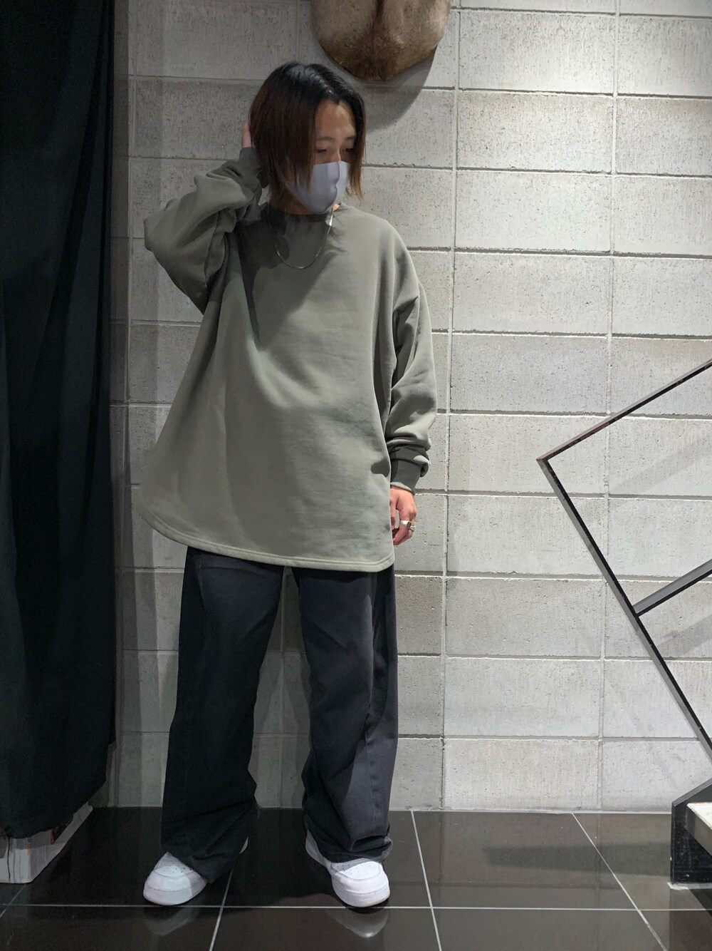 グリーン系のスウェット、グリーン系のスウェット、グリーン系のスウェットを着用したメンズの秋コーディネートの1枚目の写真