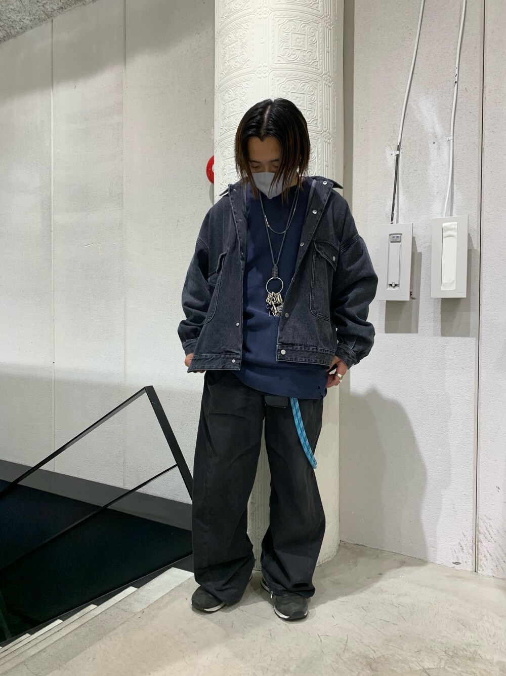 ブラック系のデニムジャケット、ブラック系のデニムジャケット、ブラック系のデニムジャケットを着用したメンズの冬コーディネートの1枚目の写真