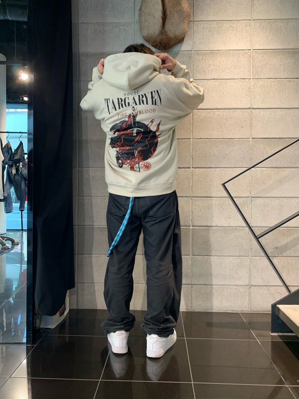 ベージュ系のパーカー、ベージュ系のパーカー、ベージュ系のパーカーを着用したメンズの冬コーディネートの1枚目の写真