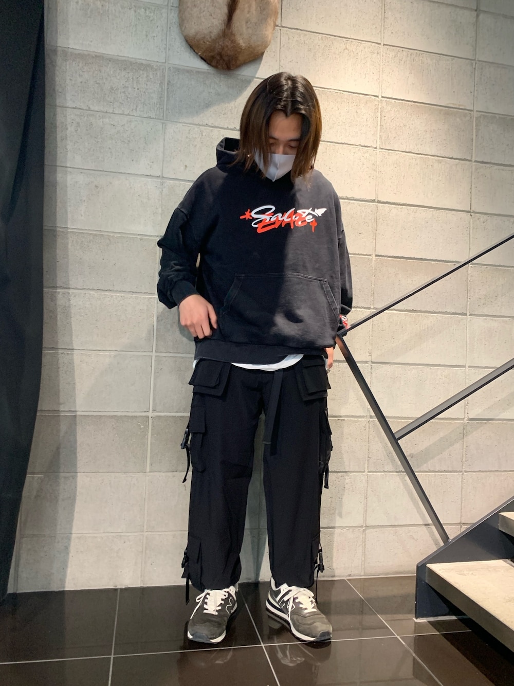 ブラック系のカーゴパンツ、ブラック系のその他パンツ、ブラック系のその他パンツを着用したメンズの冬コーディネートの1枚目の写真