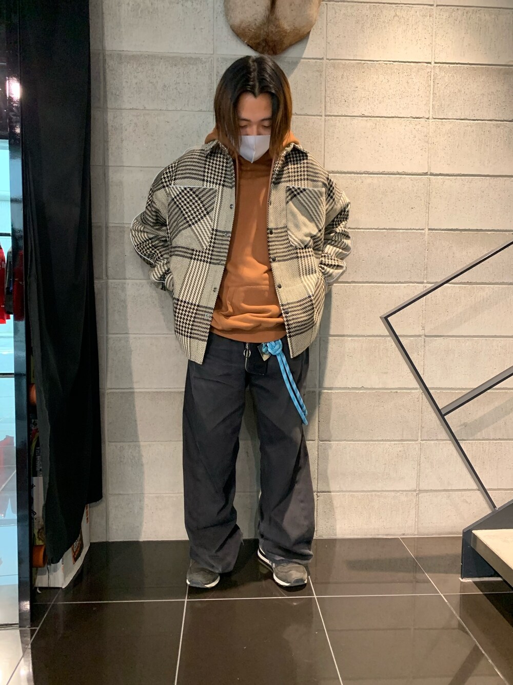 ベージュ系のシャツ/ブラウス、ベージュ系のシャツ/ブラウス、ベージュ系のシャツ/ブラウスを着用したメンズの冬コーディネートの1枚目の写真