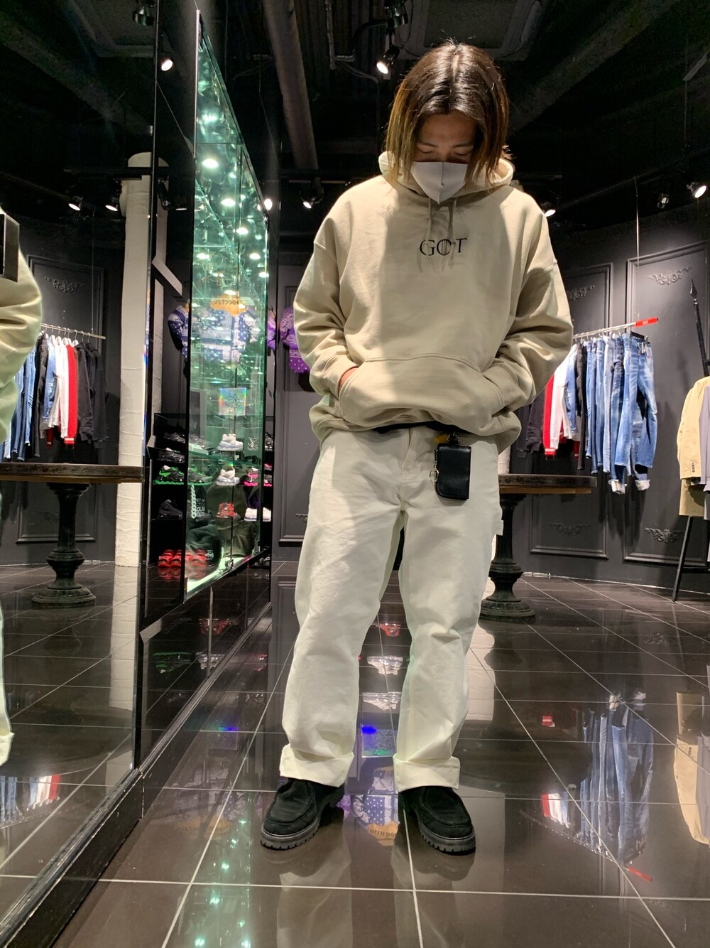 ベージュ系のパーカー、ベージュ系のパーカー、ベージュ系のパーカーを着用したメンズの冬コーディネートの1枚目の写真