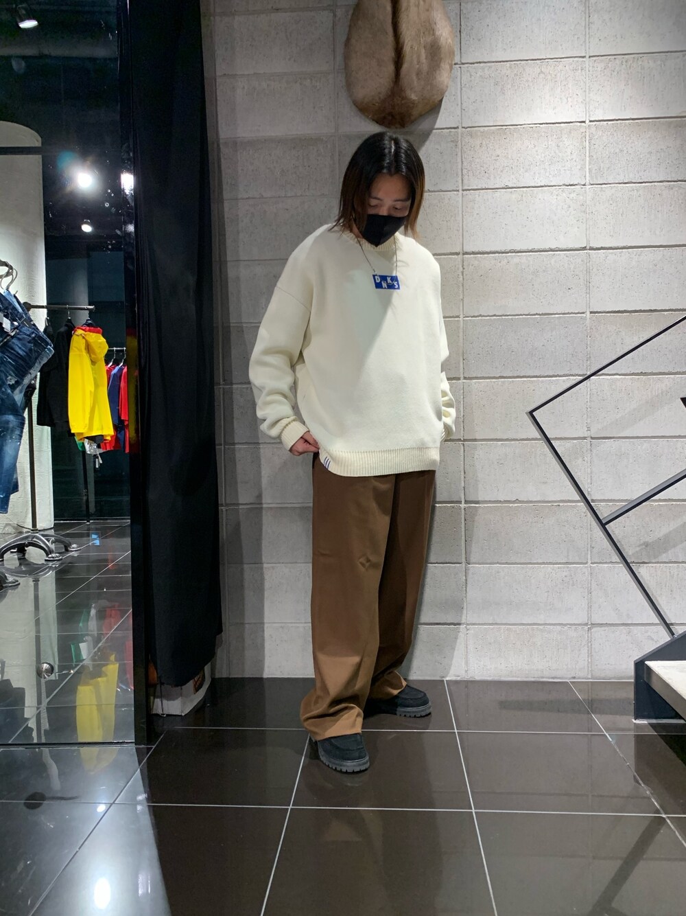 ホワイト系のニット/セーター、ホワイト系のニット/セーター、ホワイト系のニット/セーターを着用したメンズの冬コーディネートの1枚目の写真