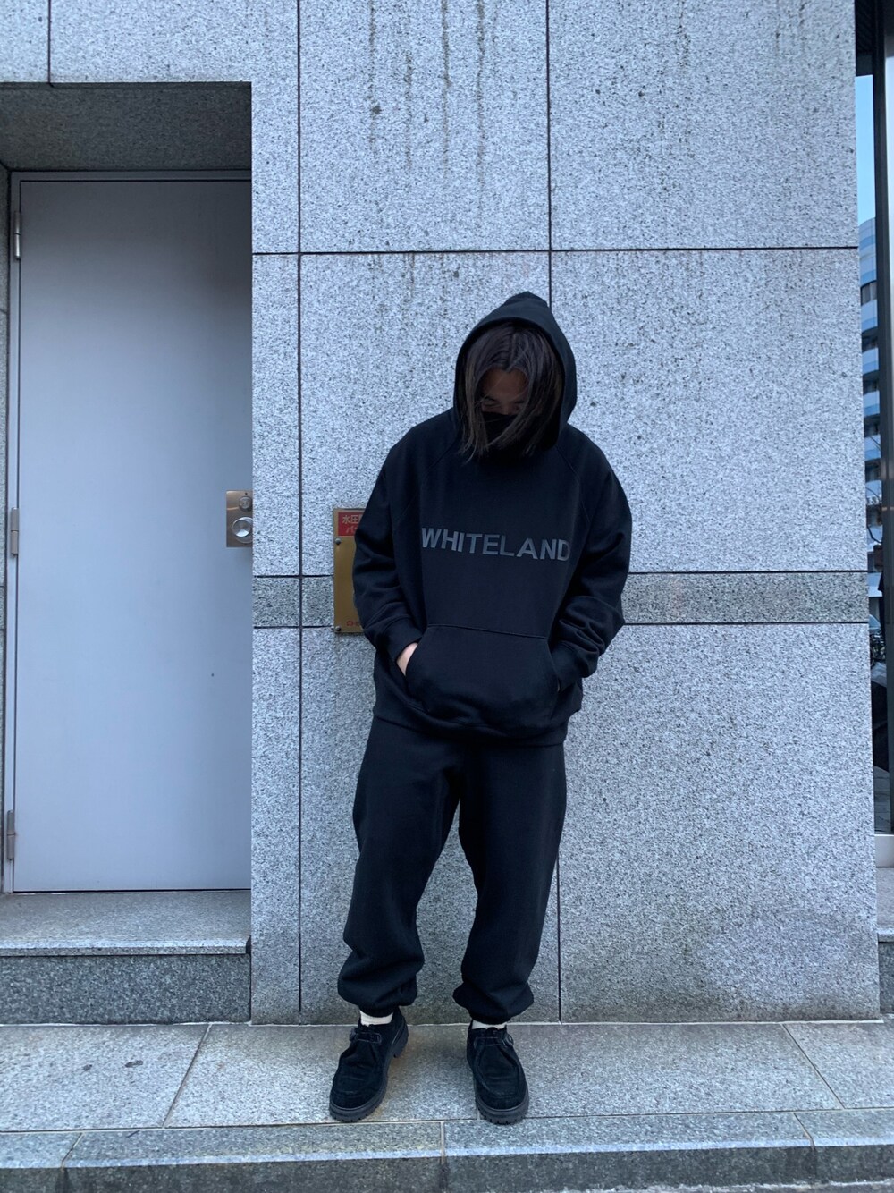 「シンプル、ブラック、ストリート、大人カジュアル、休日コーデ、春コーデ、ストリートMIX、ストリートコーデ、ストリート系、いいね、save、フォローお願いします🤑」｜「WHITELANDのWHITELAND/ホワイトランド/プリントパーカー（パーカー、ブラック系）」を使った、keitaさん（メンズ・170cm）の冬コーディネートの1枚目の写真