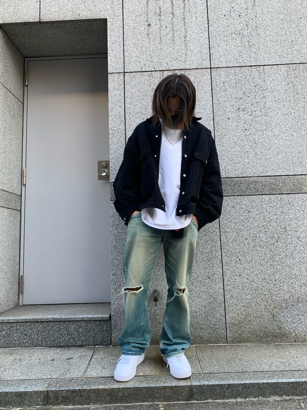 ブラック系のデニムジャケット、ブラック系のデニムジャケット、ブラック系のデニムジャケットを着用したメンズの春コーディネートの1枚目の写真