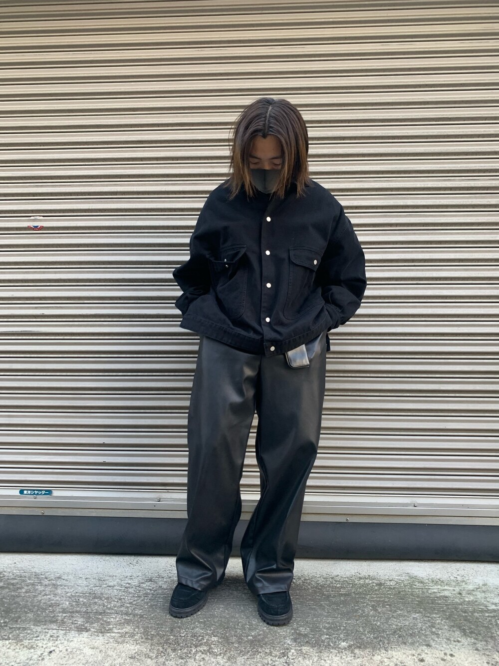 ブラック系のデニムジャケット、ブラック系のその他パンツ、ブラック系のデニムジャケットを着用したメンズの春コーディネートの1枚目の写真