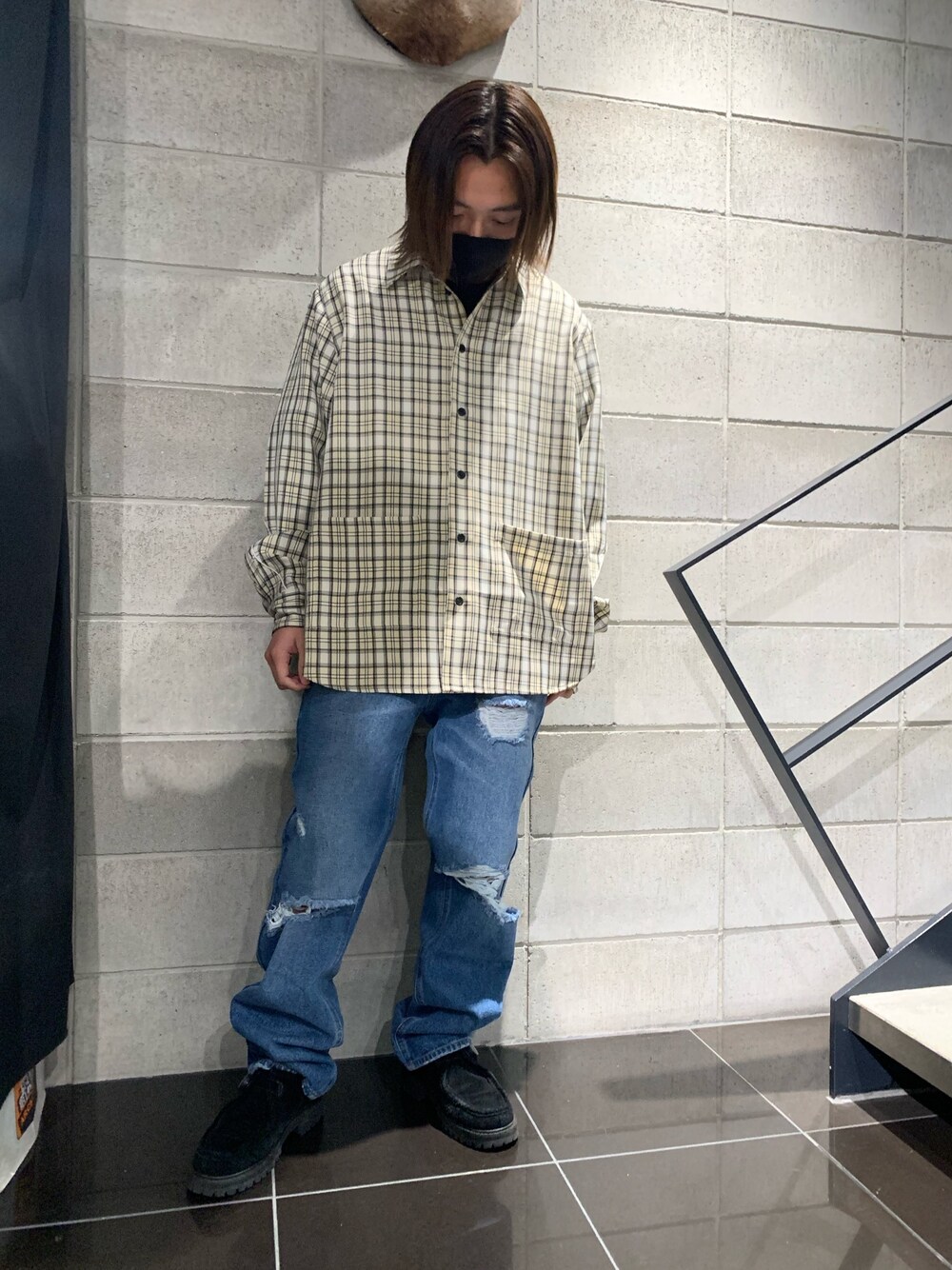 ベージュ系のシャツ/ブラウス、ブルー系のデニムパンツ、ブルー系のデニムパンツを着用したメンズの春コーディネートの1枚目の写真