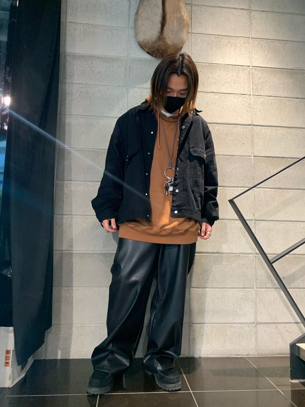 ブラック系のデニムジャケット、ブラック系のその他パンツ、ブラック系のスラックスを着用したメンズの春コーディネートの1枚目の写真