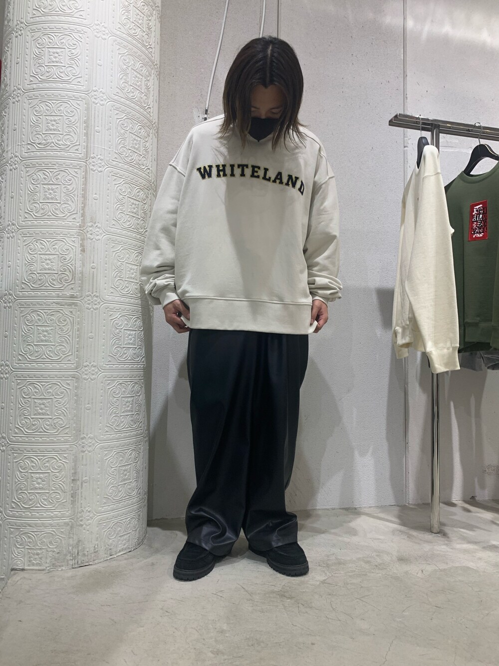 ベージュ系のスウェット、ブラック系のスラックスを着用したメンズの春コーディネートの1枚目の写真