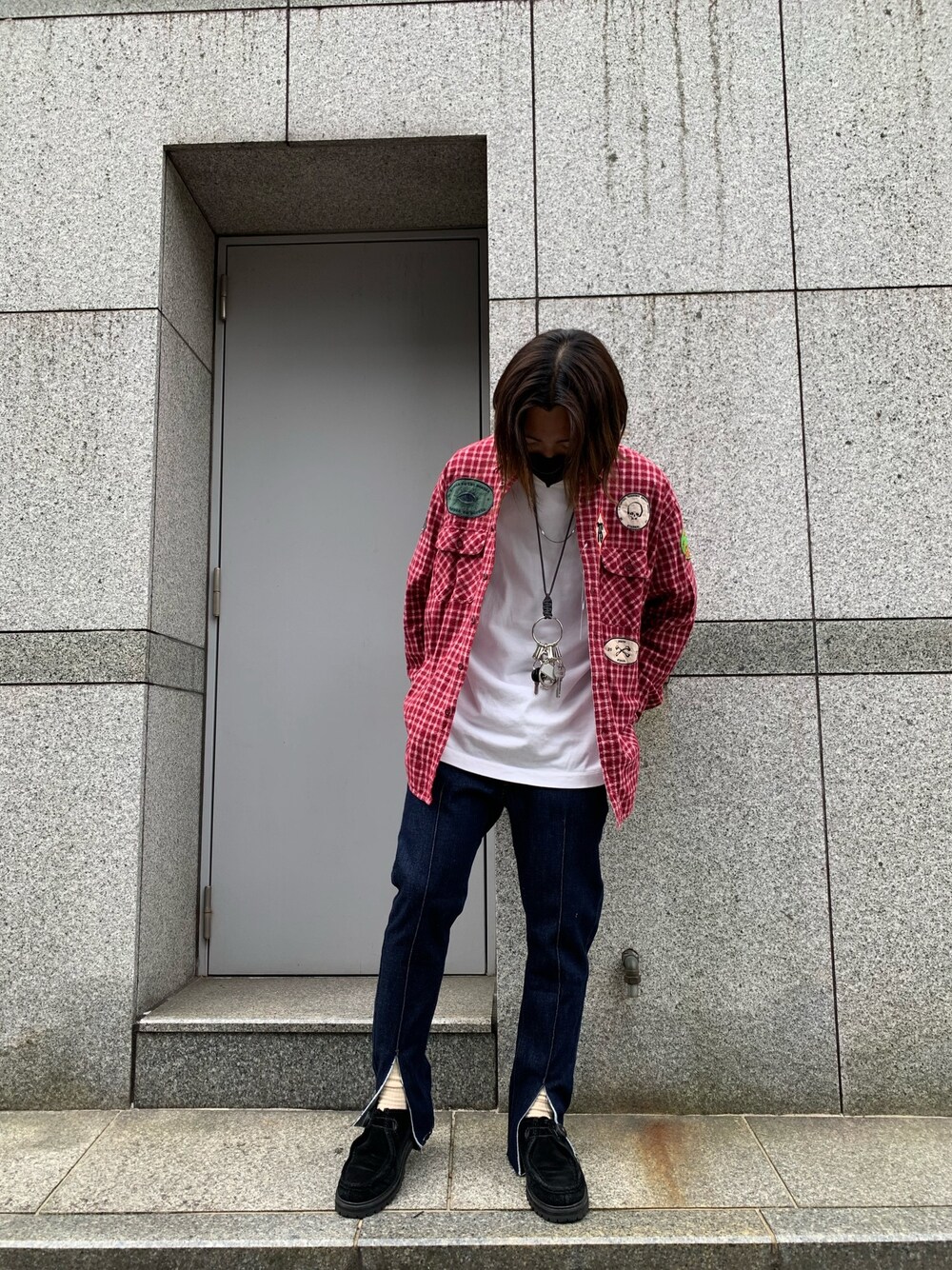 ブルー系のデニムパンツ、ブルー系のデニムパンツ、ブルー系のデニムパンツを着用したメンズの春コーディネートの1枚目の写真
