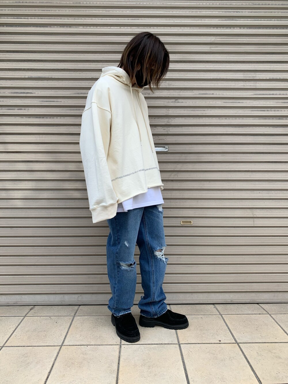 「スニーカー、パーカー、オーバーサイズ、デニムパンツ、きれいめカジュアル、ダメージデニムパンツ、春コーデ、春夏コーデ、韓国ファッション、いいね、save、フォローお願いします🤑」｜「DANKE SCHONのDankeSchon/ダンケシェーン/handstich HOODY/ハンドステッチパーカー（パーカー、ホワイト系）」を使った、keitaさん（メンズ・170cm）の春コーディネートの1枚目の写真