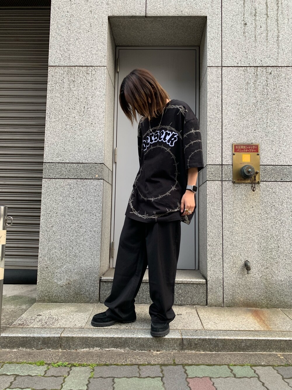 「スニーカー、ブラック、スラックス、オーバーサイズ、休日スタイル、春夏コーデ、シンプルスタイル、今日のコーデ、オトナカジュアル、韓国ファッション」｜「DANKE SCHONのDankeSchon/ダンケシェーン/ワイヤーTシャツ（Tシャツ/カットソー、ブラック系）」を使った、keitaさん（メンズ・170cm）の春コーディネートの1枚目の写真