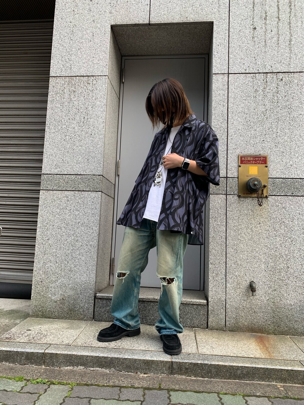 「デニム、シンプル、オーバーサイズ、休日スタイル、古着MIX、ダメージデニムパンツ、春夏コーデ、カジュアルコーデ、今日のコーデ、韓国ファッション」｜「DANKE SCHONのDankeSchon/ダンケシェーン/トライバル半袖シャツ（シャツ/ブラウス、ブラック系）」を使った、keitaさん（メンズ・170cm）の春コーディネートの1枚目の写真