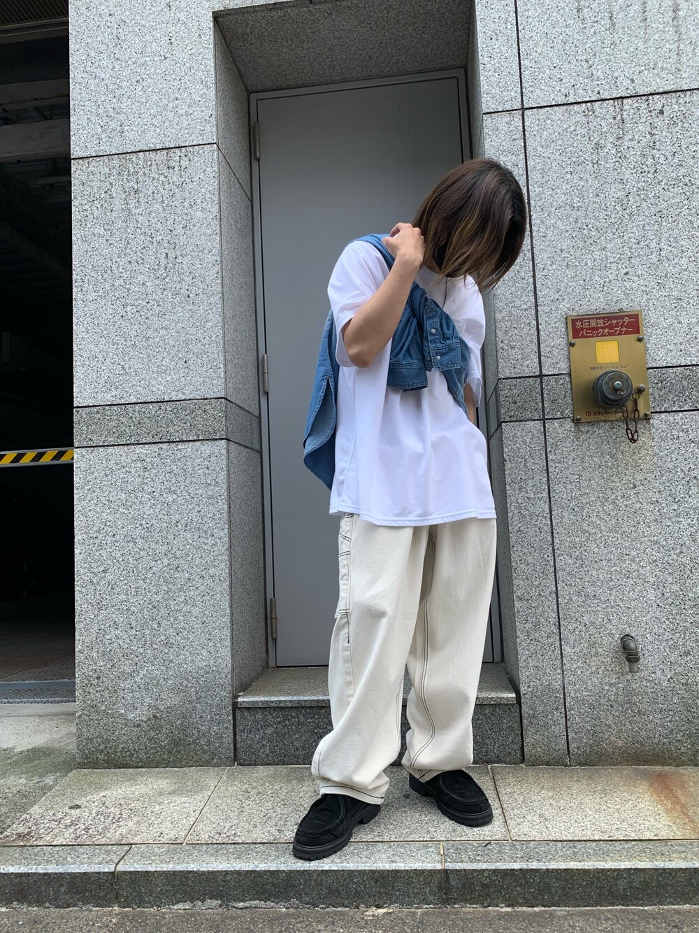 「Tシャツ、シンプルコーデ、春夏コーデ、夏コーデ、ゆるコーデ、オトナカジュアル、たすき掛け、韓国ファッション、おしゃれさんと繋がりたい、いいね、save、フォローお願いします🤑」｜「DANKE SCHONのDankeSchon/ダンケシェーン/グラデデニムシャツ（シャツ/ブラウス、ブルー系）」を使った、keitaさん（メンズ・170cm）の春コーディネートの1枚目の写真