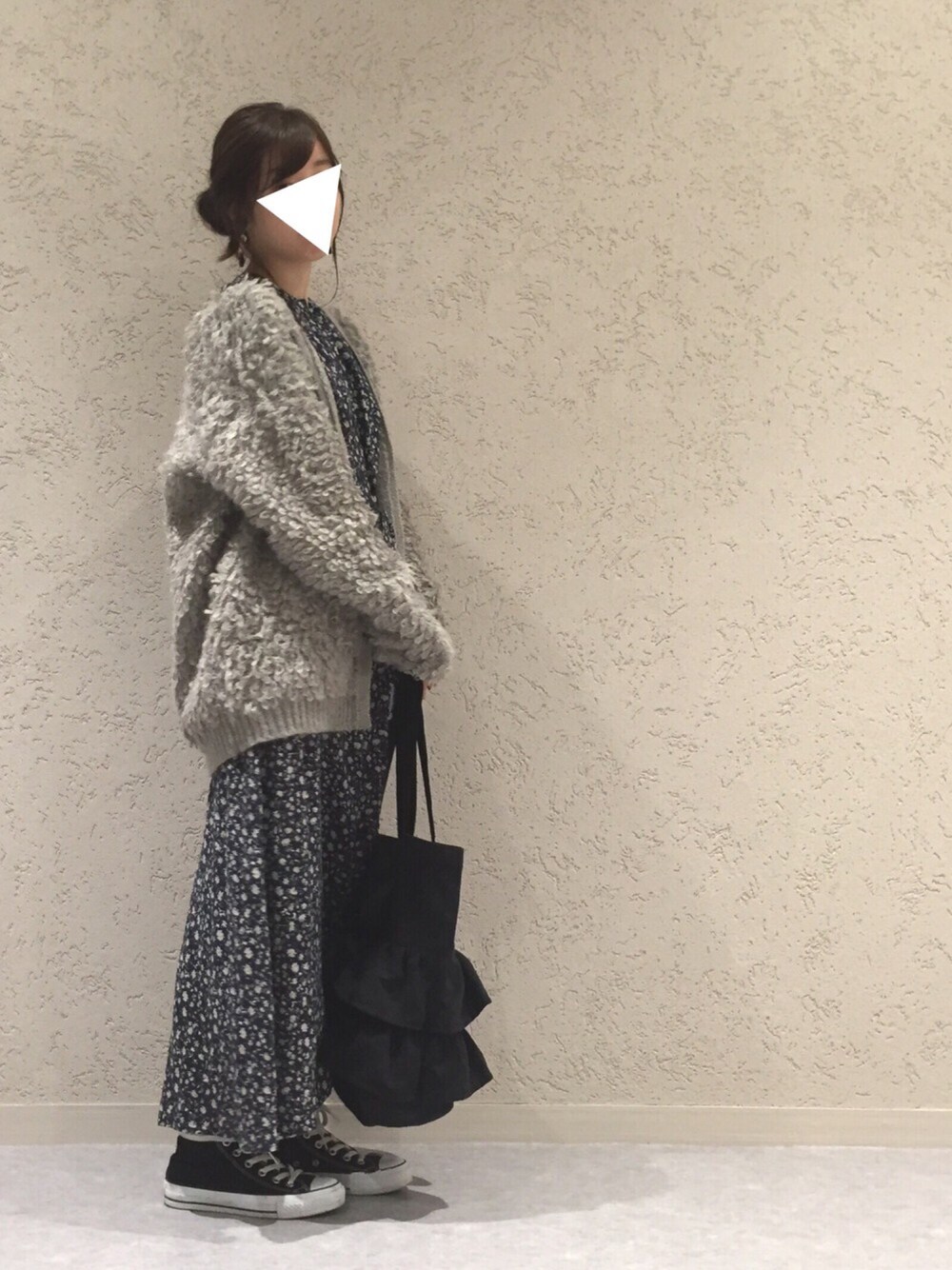 「カジュアルコーデ、冬、ワンピース、コンバース、converse、Kastane、花柄」｜「Kastaneのループ編みカーディガン（カーディガン/ボレロ、グレー系）」を使った、k a n a ⍥⃝さん（レディース・151cm）の冬コーディネートの1枚目の写真