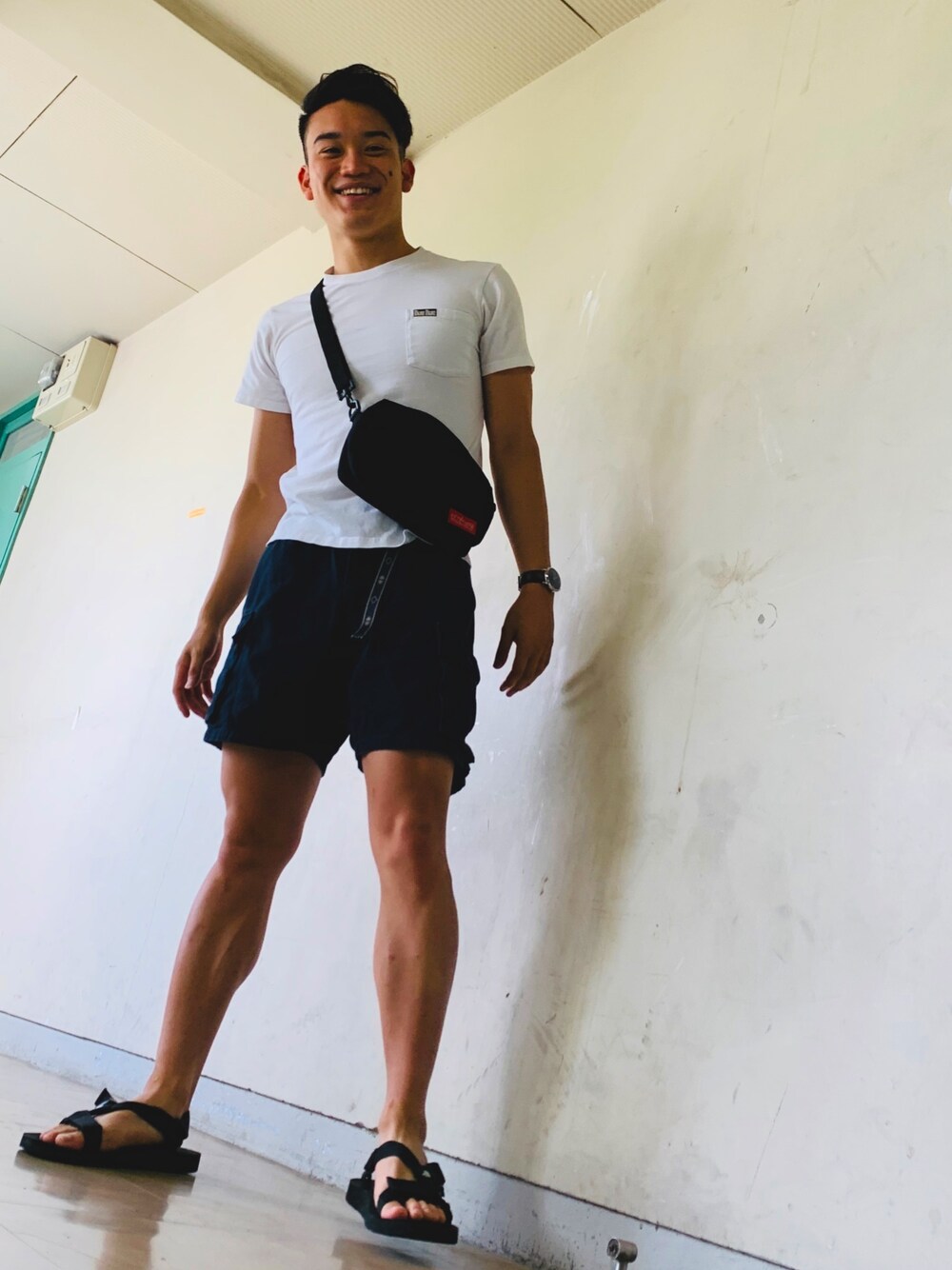 「夏コーデ、おしゃれさんと繋がりたい、白Tシャツ、ショートパンツ、サンダル、スポーツサンダル、リラックススタイル、カジュアルコーデ、いいね、save、フォローお願いします🤑」｜「BLUE BLUEのアイテム（Tシャツ/カットソー、ホワイト系）」を使った、ピーさん（メンズ・170cm）の夏コーディネートの1枚目の写真