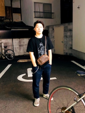 「LOUIS VUITTON（ルイヴィトン）のアイテム（ショルダーバッグ、ブラウン系）」を使った、ゆばさん（メンズ・166cm）の春コーディネート