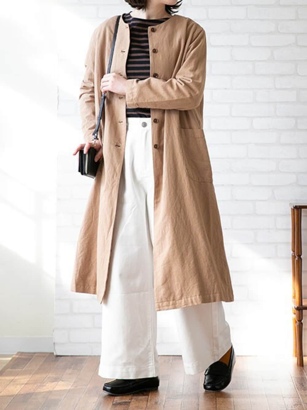 ブラック系のモカシン/デッキシューズを着用したレディースの秋コーディネートの1枚目の写真