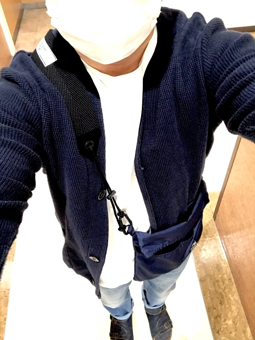 「サコッシュ、おとなコーデ、春、シンプル、おしゃれさんと繋がりたい、休日コーデ、アメカジ、きれいめカジュアル」｜「Curlyのアイテム（カーディガン/ボレロ、ブルー系）」を使った、リックさん（メンズ・167cm）の春コーディネートの1枚目の写真