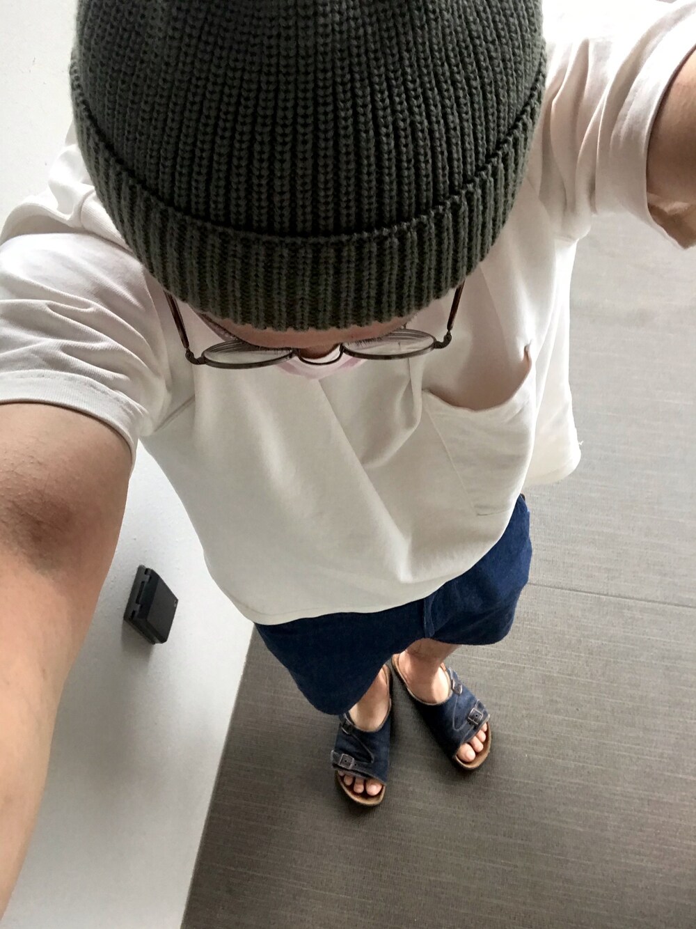 「大人カジュアル、ラフ、半袖シャツ、Tシャツ、サンダル、初夏コーデ、アメカジ、tシャツ」｜「URBAN RESEARCHのアイテム（ニットキャップ/ビーニー、グリーン系）」を使った、リックさん（メンズ・167cm）の夏コーディネートの1枚目の写真