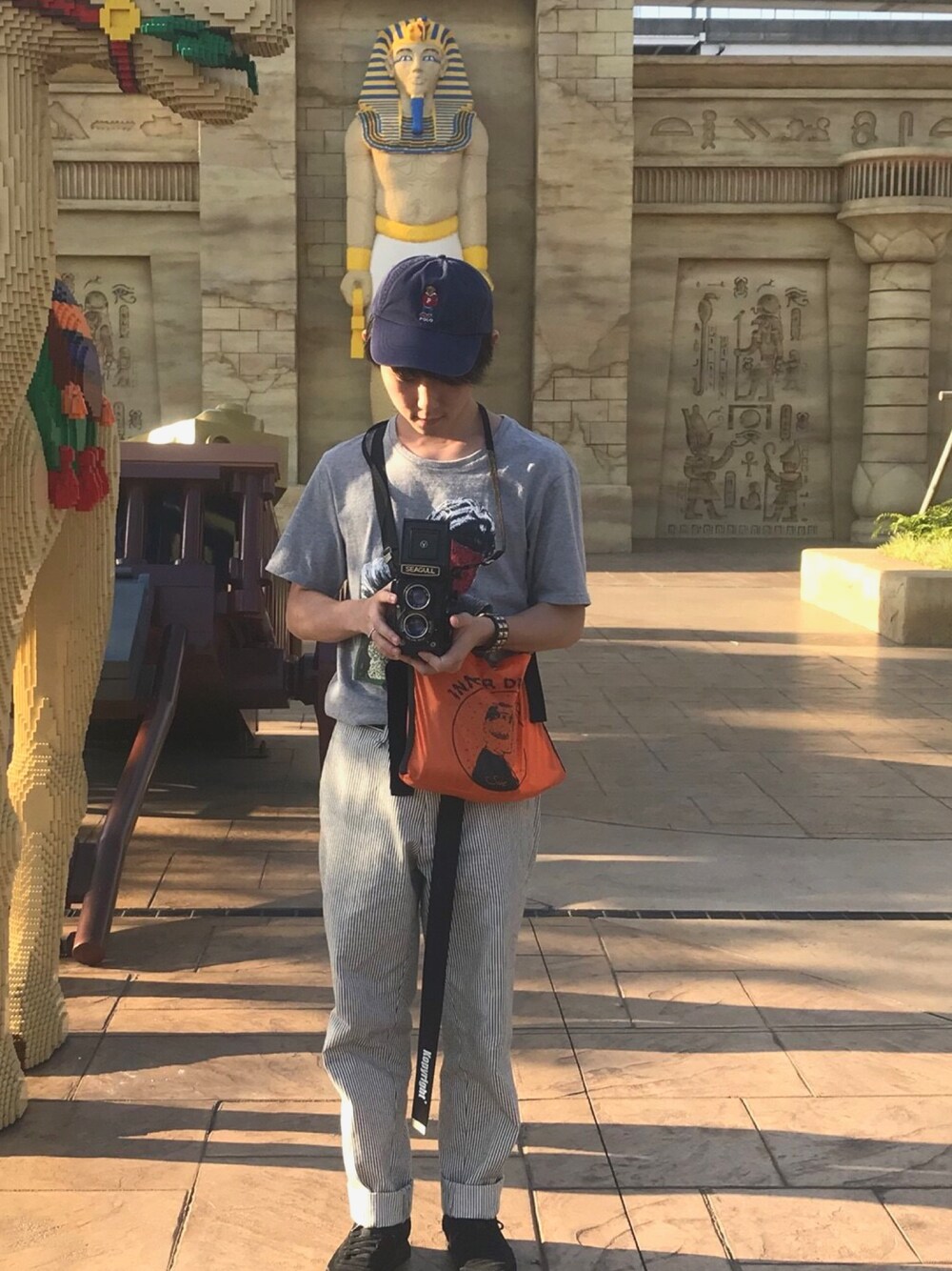 「夏コーデ、スニーカー、ラフ、ストリート、モノトーン、Tシャツ、カジュアル、黒スニーカー、ストライプ、二眼レフ」｜「POLOのアイテム（キャップ、ブルー系）」を使った、Akiさん（メンズ・165cm）の夏コーディネートの1枚目の写真