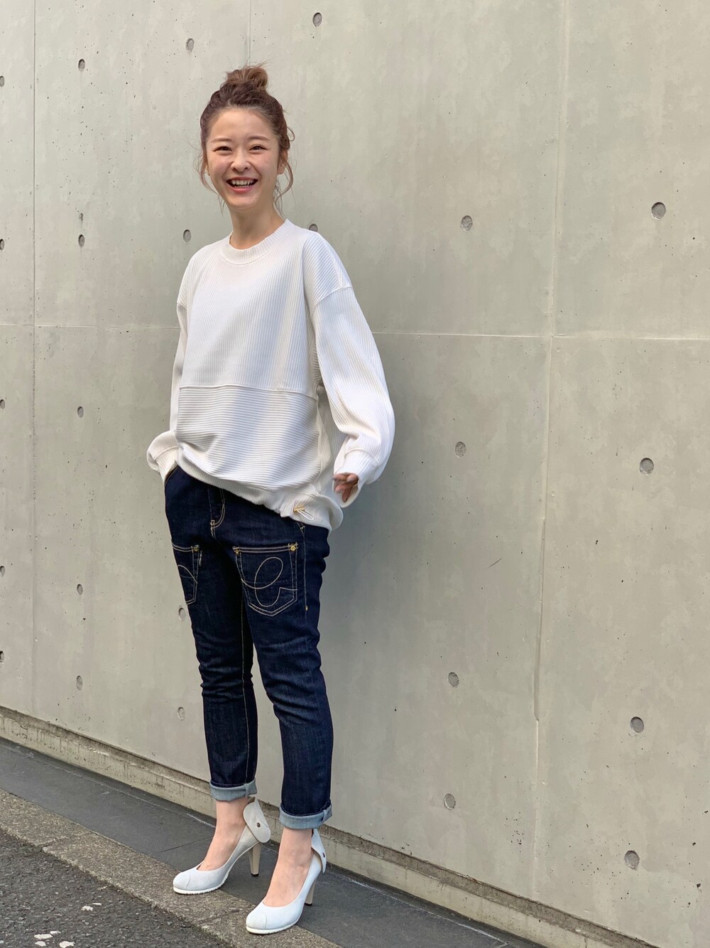 「　、大人カジュアル、休日スタイル、スキニーデニム、メルシーボークー、カジュアルコーデ、デニムコーデ、ゆるコーデ、おだんごヘアー、mercibeaucoup、39merci」｜「mercibeaucoup,のイロリブ（Tシャツ/カットソー、ホワイト系）」を使った、39merci,さん（レディース・161cm）の秋コーディネートの1枚目の写真