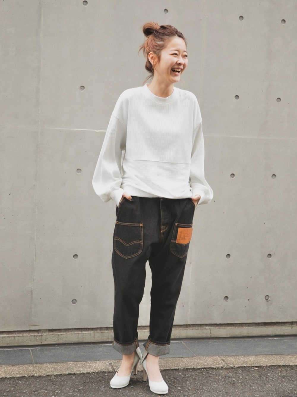 「デニム、シンプル、秋のコーデ、LEE、大人カジュアル、ブラックデニム、パンツスタイル、大人女子、メルシーボークー、mercibeaucoup」｜「mercibeaucoup,のイロリブ（Tシャツ/カットソー、ホワイト系）」を使った、39merci,さん（レディース・161cm）の秋コーディネートの1枚目の写真