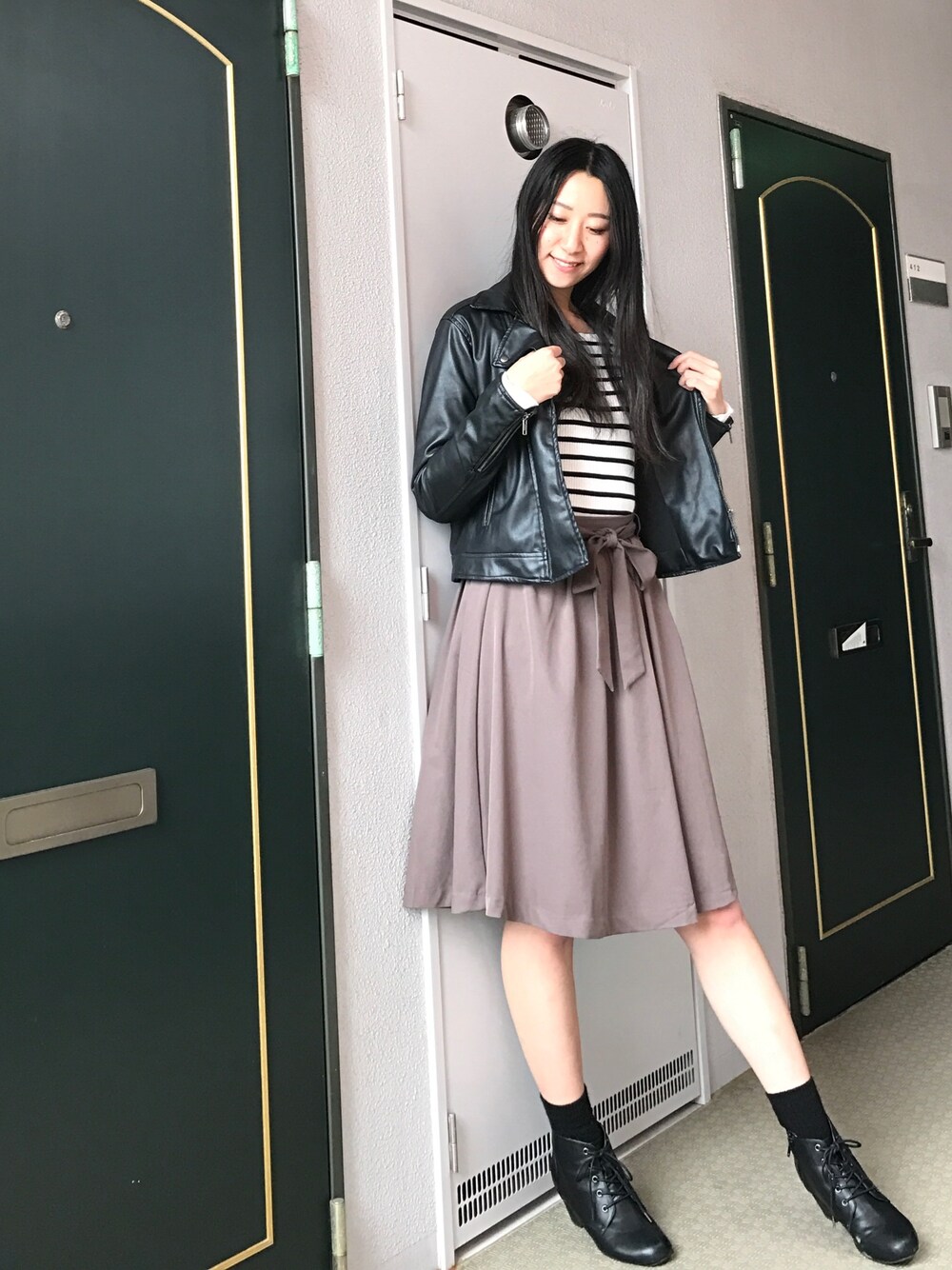 「春コーデ、甘辛mix、ライダース、ボーダー、フレアスカート、レースアップシューズ、モノトーン」｜「LOWRYS FARMのフェイクレザーライダース　568827（ライダースジャケット、ブラック系）」を使った、りなさん（レディース・166cm）の春コーディネートの1枚目の写真